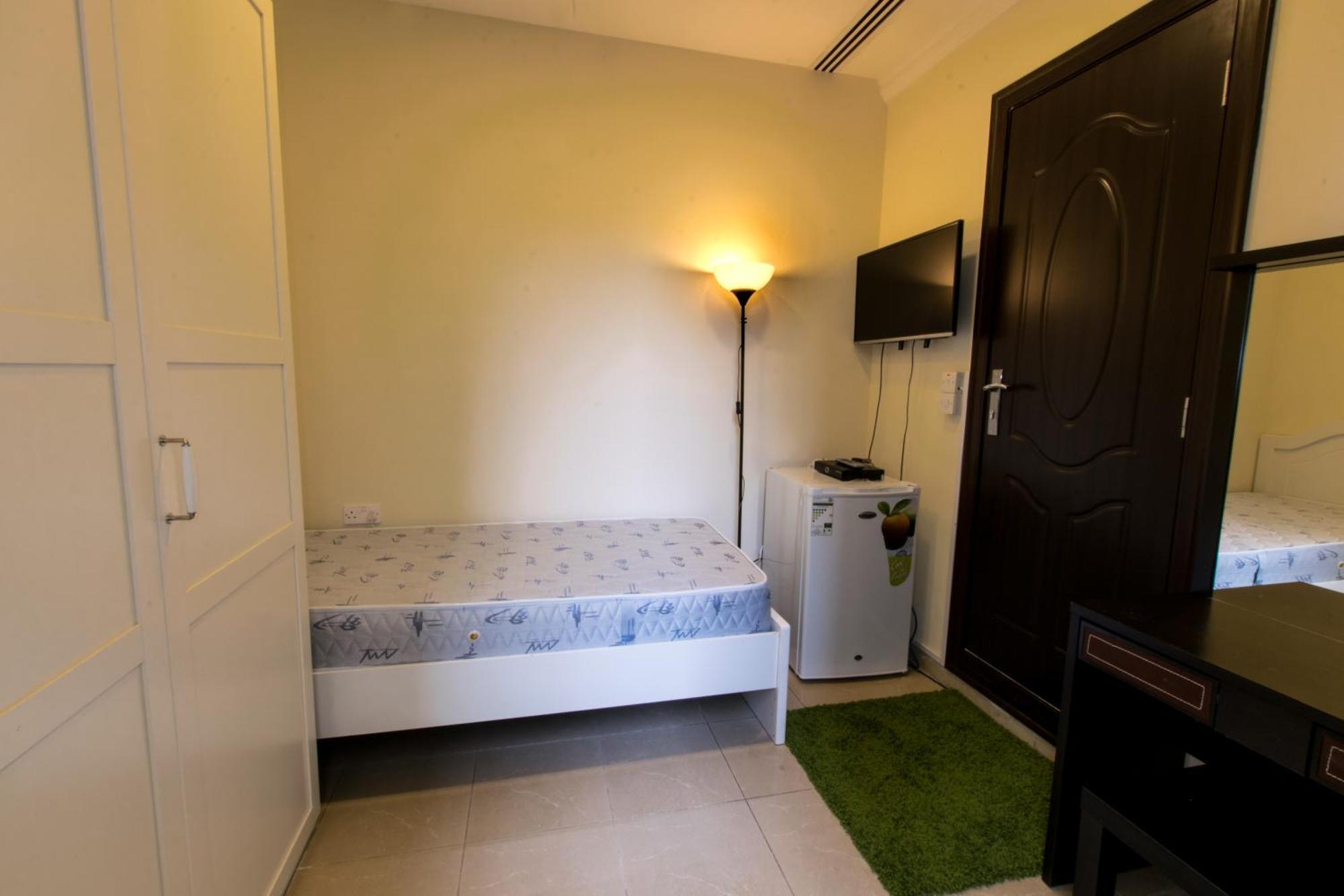 Budget Rooms With Private Bathroom For 'Girls' Only In Dubai, Marina Exterior photo