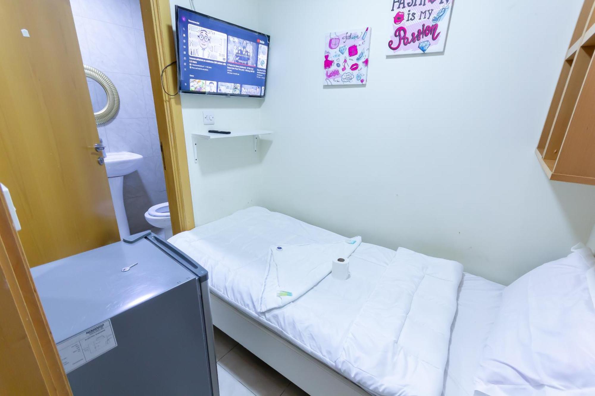 Budget Rooms With Private Bathroom For 'Girls' Only In Dubai, Marina Exterior photo