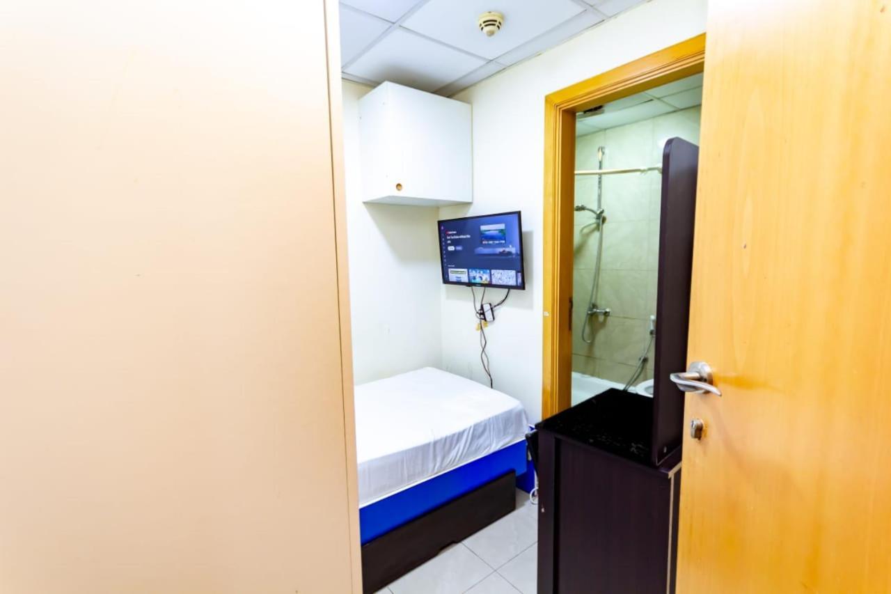 Budget Rooms With Private Bathroom For 'Girls' Only In Dubai, Marina Exterior photo
